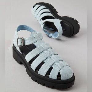 NWT - American Eagle - Buckle, Chunky Fisherman Sandals in light denim blue. 9